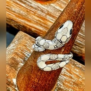 NWT Marla Jade Design White Serpent Ring. Size 8